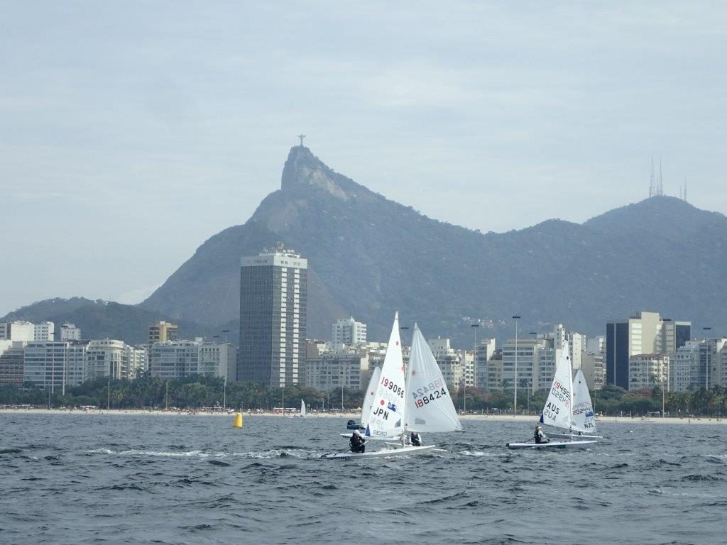 メダルレースが行われるリオの会場（グアナバラ湾）で練習を重ねる土居愛実選手（JPNマークの艇） 