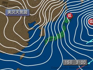 図5：日本時間15日3時の天気図（左）