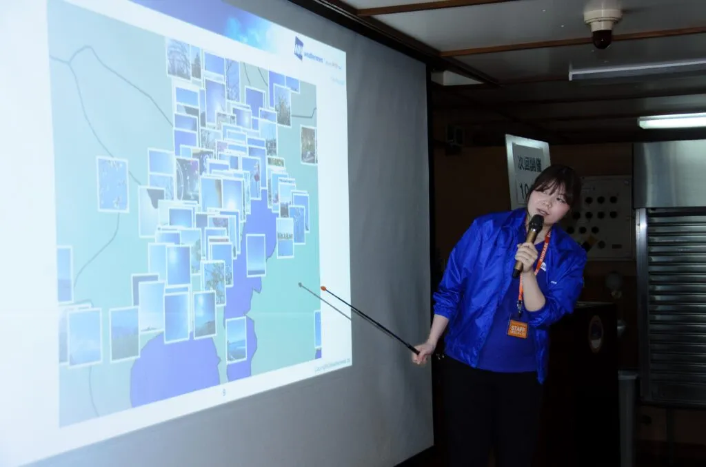 社員による気象と地球環境の体験講座の様子